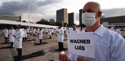 Enfermeiras e enfermeiros homenageiam trabalhadores da saúde que morreram do novo coronavírus, durante uma manifestação em Brasília. Foto Evaristo Sá/AFP