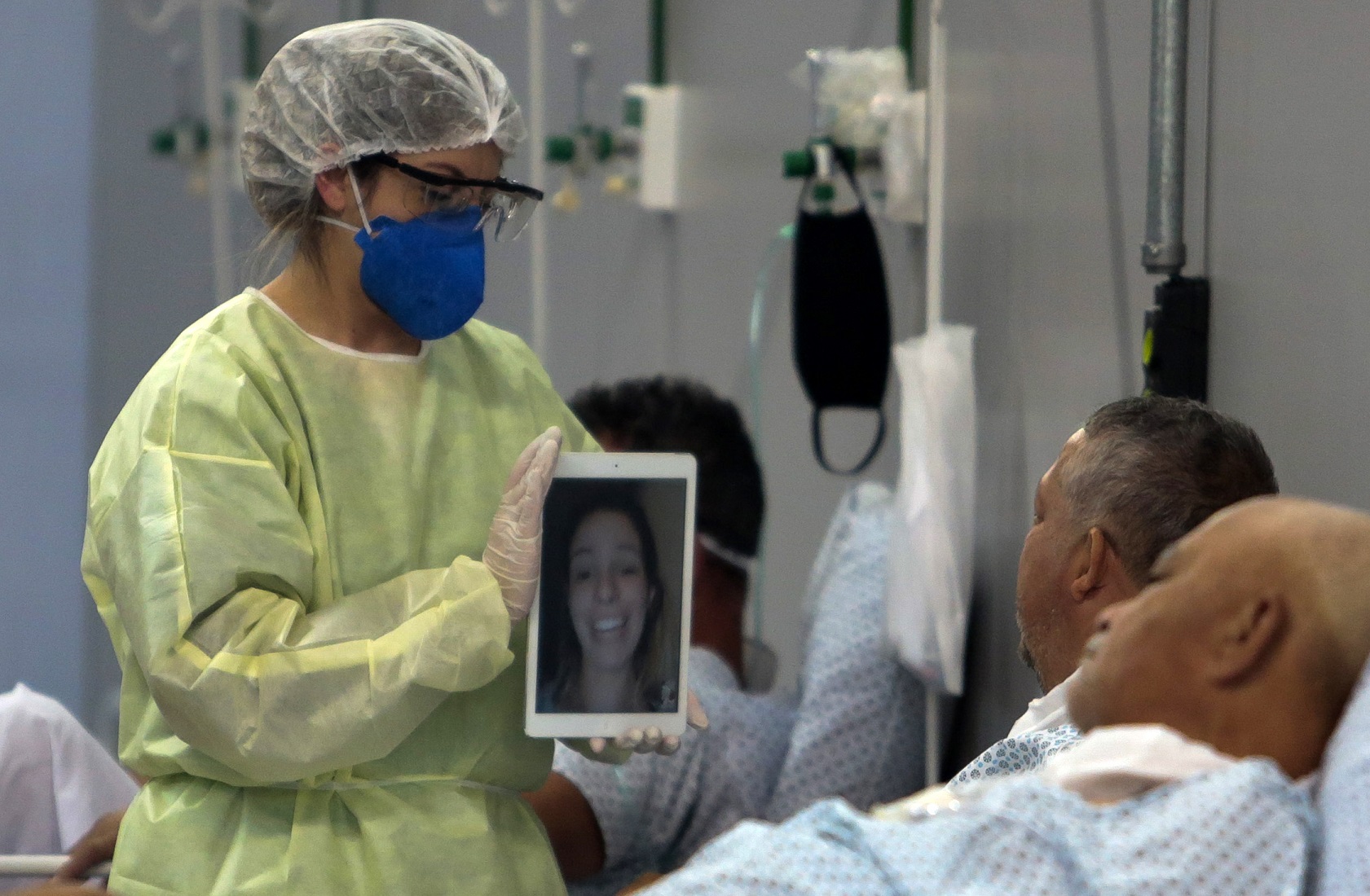 Um paciente afetado pela covid-19 conversa com um familiar por uma vídeo chamada em um hospital de campo em Santo André, São Paulo. Foto Miguel Schincariol/AFP
