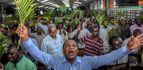 Fiéis oram sem usar máscaras e sem respeitar o distanciamento social durante uma missa do Domingo de Ramos na Igreja do Evangelho Completo, em Dar es Salaam, na Tanzânia. Foto Ericky Boniphace/AFP