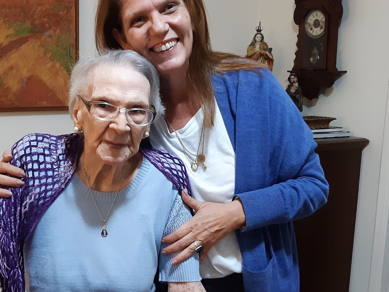Dona Elba com a neta, Patricia Andrade, em encontro antes do isolamento: histórias em torno do café, do chimarrão e do insperarável vinho do Porto
