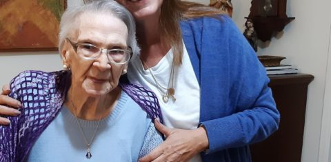 Dona Elba com a neta, Patricia Andrade, em encontro antes do isolamento: histórias em torno do café, do chimarrão e do insperarável vinho do Porto