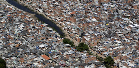 Vista aérea da favela de Rio das Pedras, na Zona Oeste do Rio. Até 2070, a população do Estado deve ter quase 3 milhões de habitantes a menos. Foto Custódio Coimbra