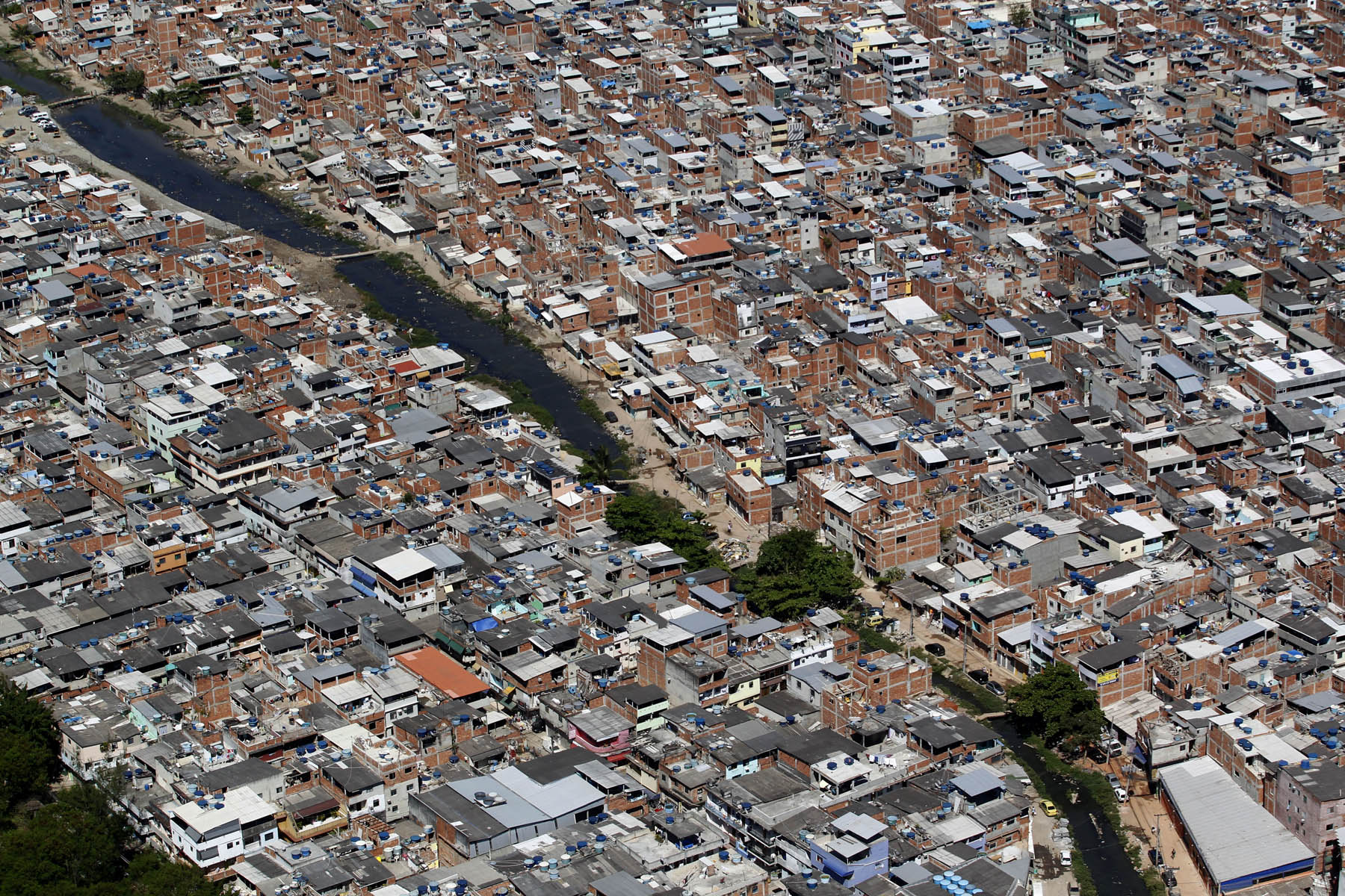 Favela de Rio das Pedras, no Rio de Janeiro. Quase 50% dos assentamentos irregulares estão concentrados no Rio, São Paulo e Belém. Foto Custódio Coimbra
