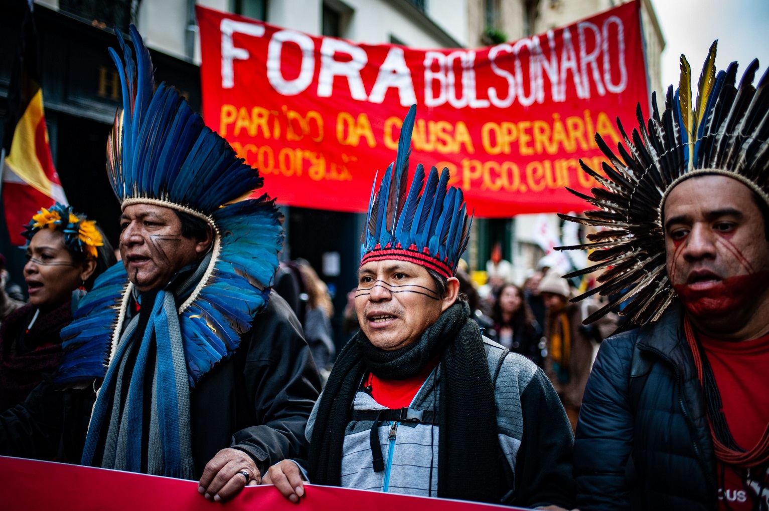 Lideranças da Articulação dos Povos Indígenas do Brasil (APIB) atravessa 12 países europeus para denunciar o aumento das violações na Amazônia. Foto Benjamin Mengelle / Hans Lucas/AFP