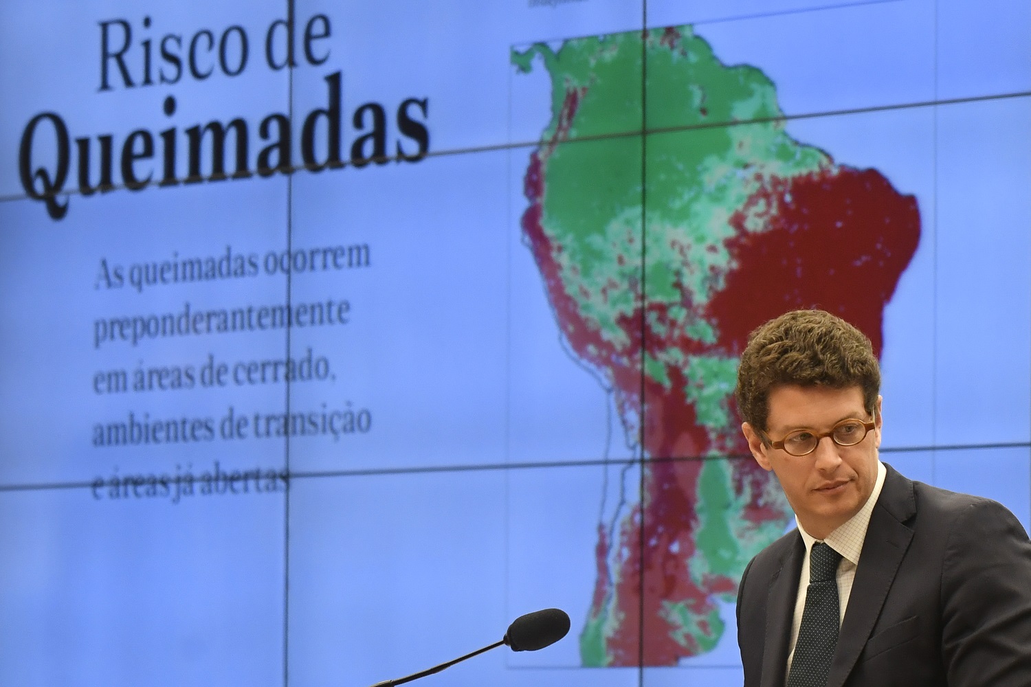 O ministro do Meio Ambiente, Ricardo Salles, tenta explicar o aumento dos desmatamentos na Amazônia na Comissão de Meio Ambiente e Desenvolvimento da Câmara dos Deputados. Foto Mateus Bonomi/AGIF/AFP