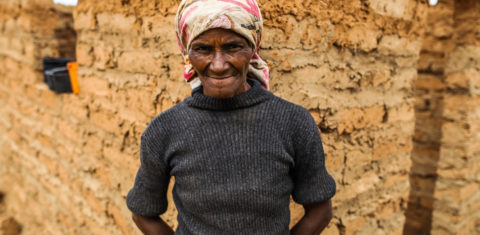Dona Maria Aparecida, moradora da aldeia Caatinguinha, na Terra Indígena Xakriabá (Foto: Flavio Tavares/Projeto Colabora)