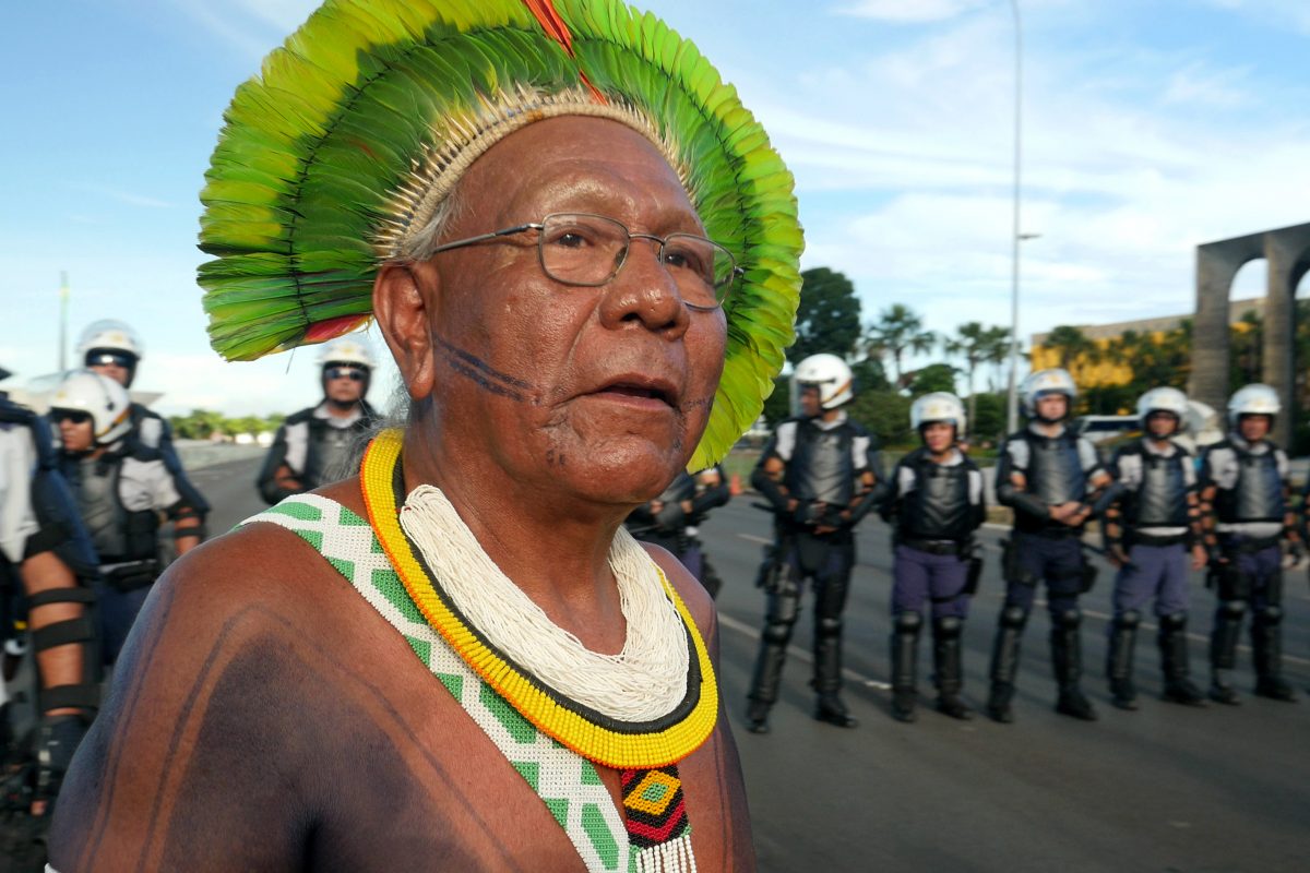 O líder caiapó Paulinho Paiakan em protesto na Praça dos Três Poderes em 2017: mais um dos quase 300 indígenas mortos pela covid-19 (Foto: Gert Peter Bruch/Planete Amazone/AFP)