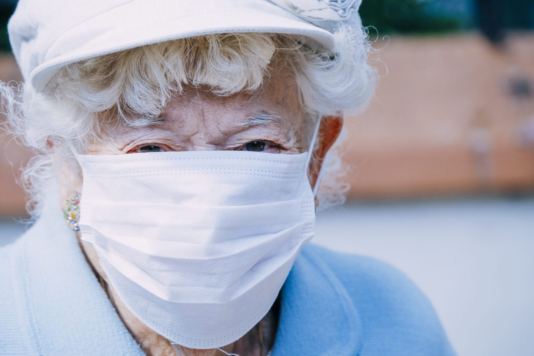 Proteção: idosos têm mais probabilidade de desenvolver sintomas graves da covid-19 (Foto: Sandrine Mulas/AFP) 