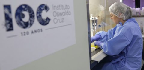 Laboratório de Vírus Respiratório do Instituto Oswaldo Cruz: estudo internacional liderado por pesquisadores da Fiocruz mostra que média de idade dos primeiros pacientes diagnosticados com a covid-19 no Brasil foi mais baixa do que a observada em outros países (Foto: Josué Damacena/Fiocruz/Divulgação)