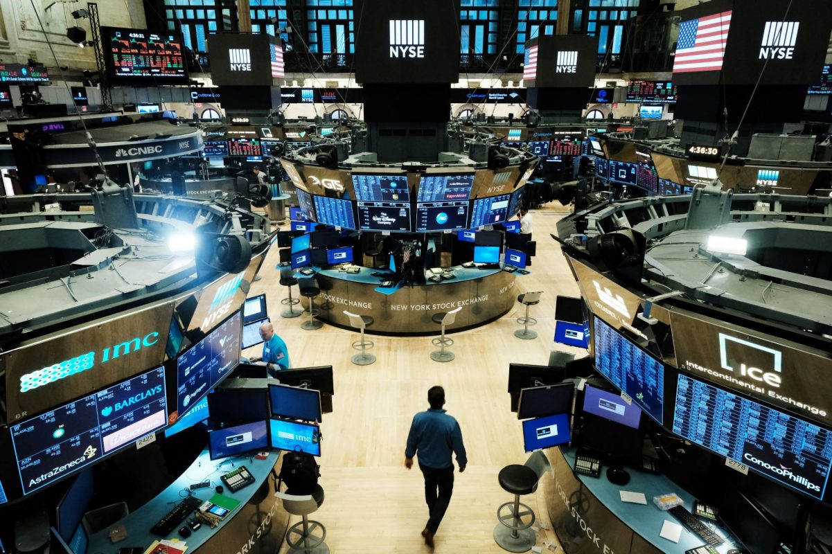 Pregão da Bolsa de Nova York, em Wall Street, praticamente deserto: pandemia expõe fracassos do capitalismo e abre questões para o futuro (Spencer Platt/AFP)