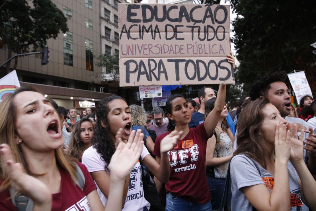 Estudantes nas ruas do Rio contra o governo: entidades prometem ação na Justiça contra MP (Foto: Fernando Frazão/AFP)