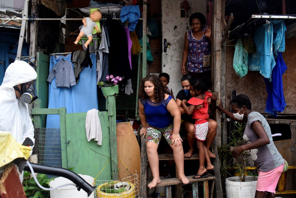 Operação sanitária emergencial em favela do Rio de Janeiro: qualidade dos serviços públicos é fundamental no pós-pandemia (Foto: Fabio Teixeira/NurPhoto/AFP)