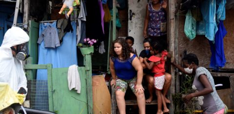 Operação sanitária emergencial em favela do Rio de Janeiro: qualidade dos serviços públicos é fundamental no pós-pandemia (Foto: Fabio Teixeira/NurPhoto/AFP)