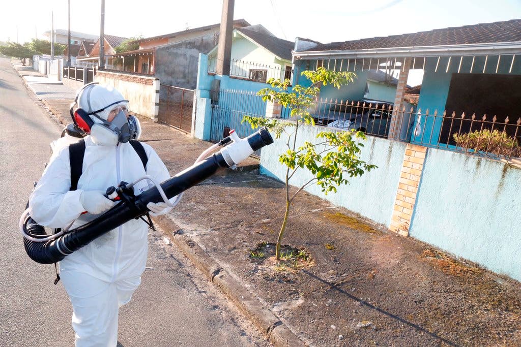 Técnico da Secretaria de Saúde com ação de larvicida contra a dengue em Joinville: município enfrenta, além da covid-19, surto da doença (Foto: Rogério da Silva/Prefeitura de Joinville)