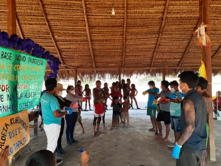 Técnicos da Sesai orientam indígenas sobre prevenção da covid-19: doença avança entre povos de norte a sul do Brasil (Foto: Ministério da Saúde)