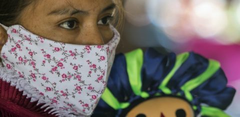 Na Cidade do México, a indígena Otomi Maricela Pere, usa uma máscara facial contra a disseminação do coronavírus enquanto tenta vender as suas peças de artesanato. Foto Claudio Cruz/AFP