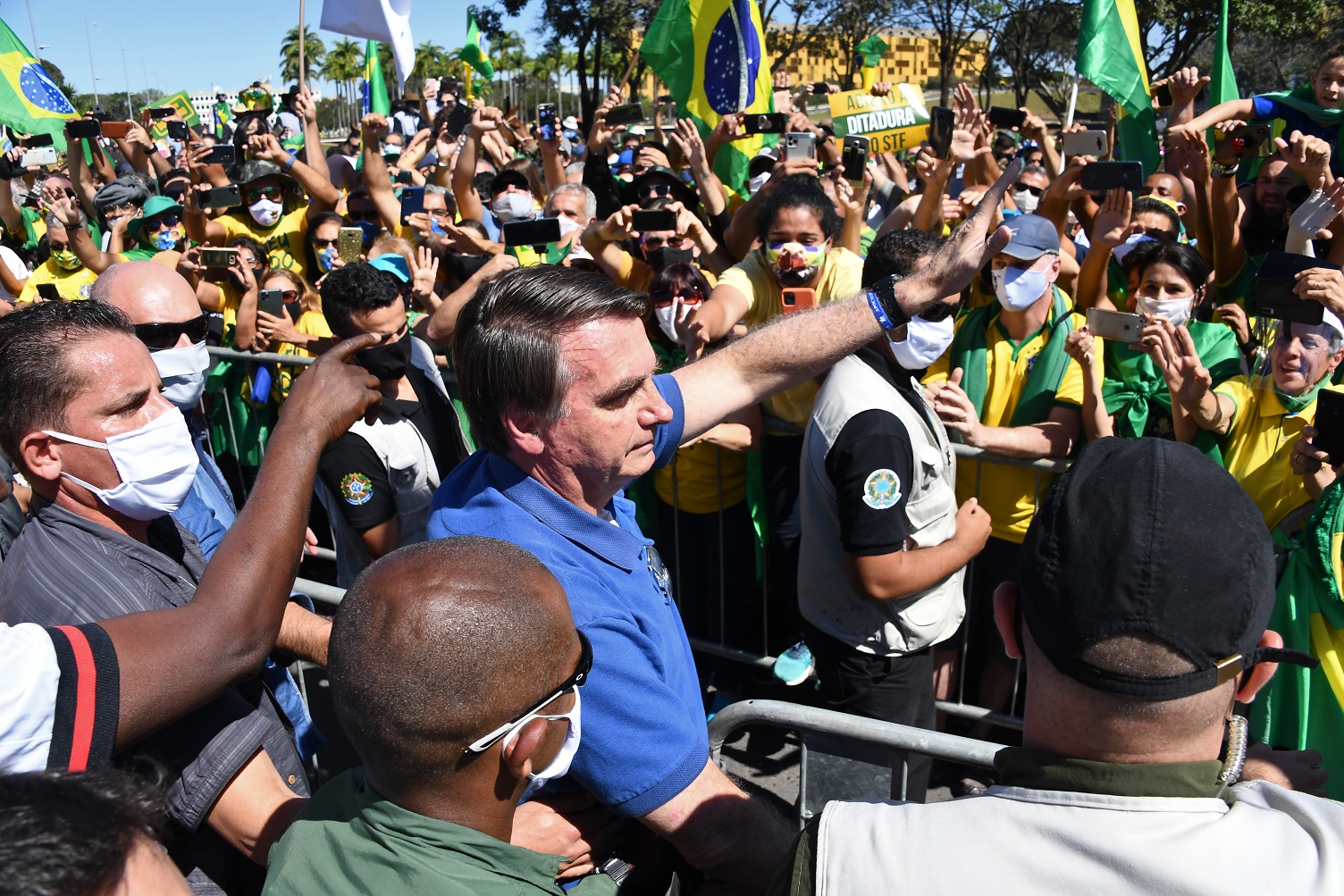 Enquanto o Brasil chora os seus mortos, o presidente Jair Bolsonaro segue celebrando com seus seguidores em manifestações cotidianas em Brasília. Foto Evaristo Sá/AFP