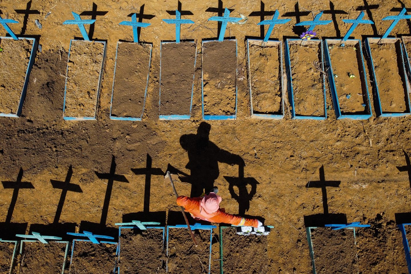 Vista aérea do cemitério de Nossa Senhora Aparecida, na Taruma, em Manaus, onde dezenas de vítimas da covid-19 são enterradas diariamente. Foto Michael Dantas/AFP