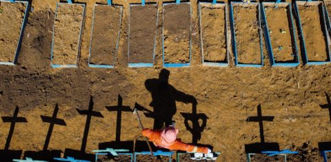 Vista aérea do cemitério de Nossa Senhora Aparecida, na Taruma, em Manaus, onde dezenas de vítimas da covid-19 são enterradas diariamente. Foto Michael Dantas/AFP