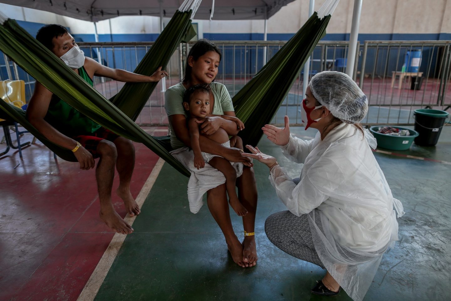 Em Manaus, representante do Médicos Sem Fronteiras examina uma criança da tribo Warao, o segundo maior grupo indígena da Venezuela, que sofre com sintomas do coronavírus. Foto Michael Dantas/AFP