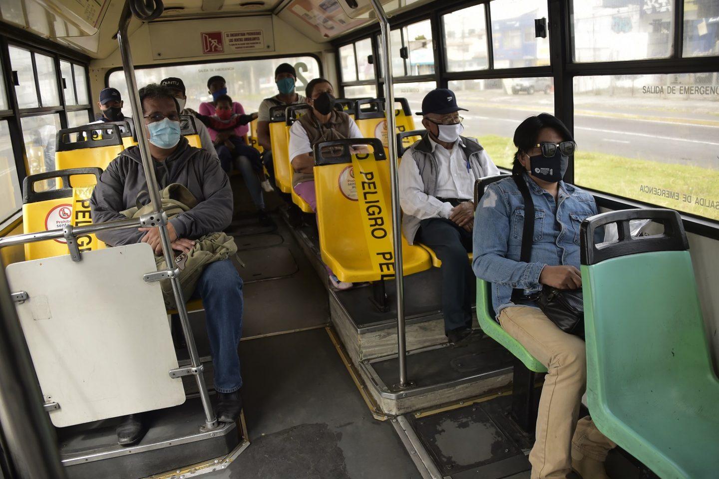 No transporte público, em Quito, passageiros mantêm uma distância segura entre si como uma medida preventiva contra a propagação da covid-19. Foto Rodrigo Buendia/AFP