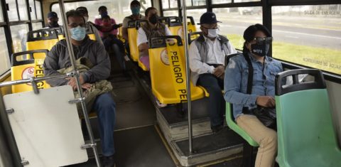 No transporte público, em Quito, passageiros mantêm uma distância segura entre si como uma medida preventiva contra a propagação da covid-19. Foto Rodrigo Buendia/AFP