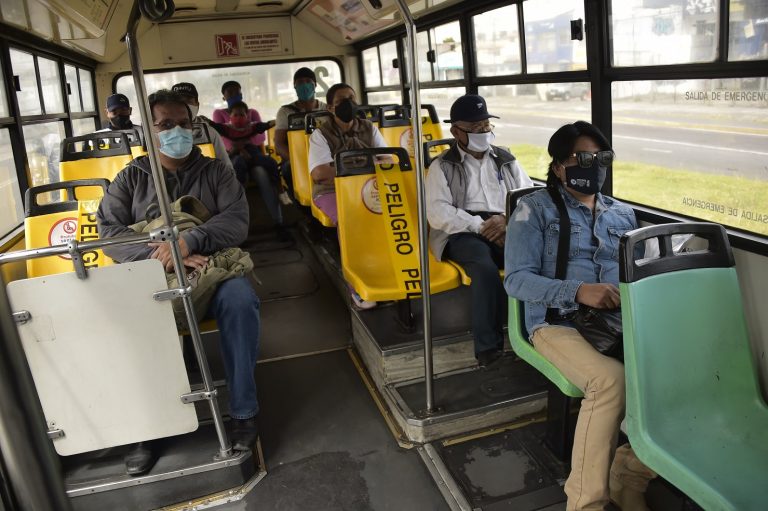 No transporte público, em Quito, passageiros mantêm uma distância segura entre si como uma medida preventiva contra a propagação da covid-19. Foto Rodrigo Buendia/AFP