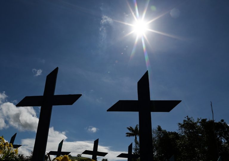 Imagem do cemitério de Nossa Senhora Aparecida, onde as vítimas da covid-19 são enterradas diariamente, no bairro de Taruma, em Manaus. Foto Michael Dantas/AFP