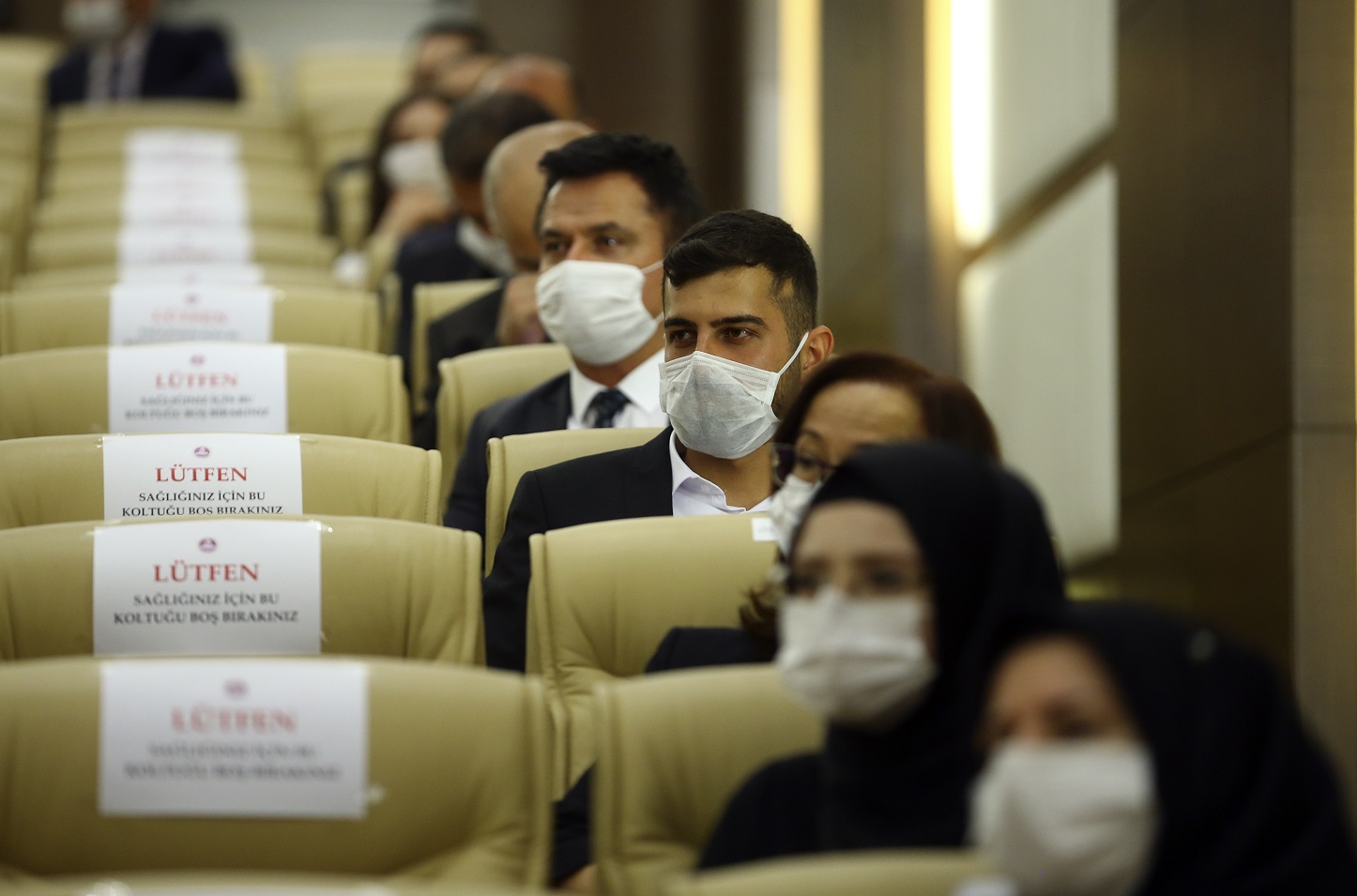 Assentos vazios como precaução contra o novo coronavírus durante a cerimônia de juramento do recém-eleito membro do Tribunal Constitucional da Turquia. Foto Halil Sagirkaya/Anadolu Agency