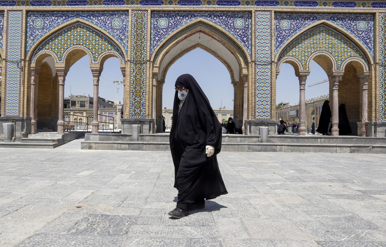 Uma mulher iraniana visita o santuário Shah Abdol-Azim na capital Teerã. O país enfrenta uma segunda onda da pandemia. Foto AFP