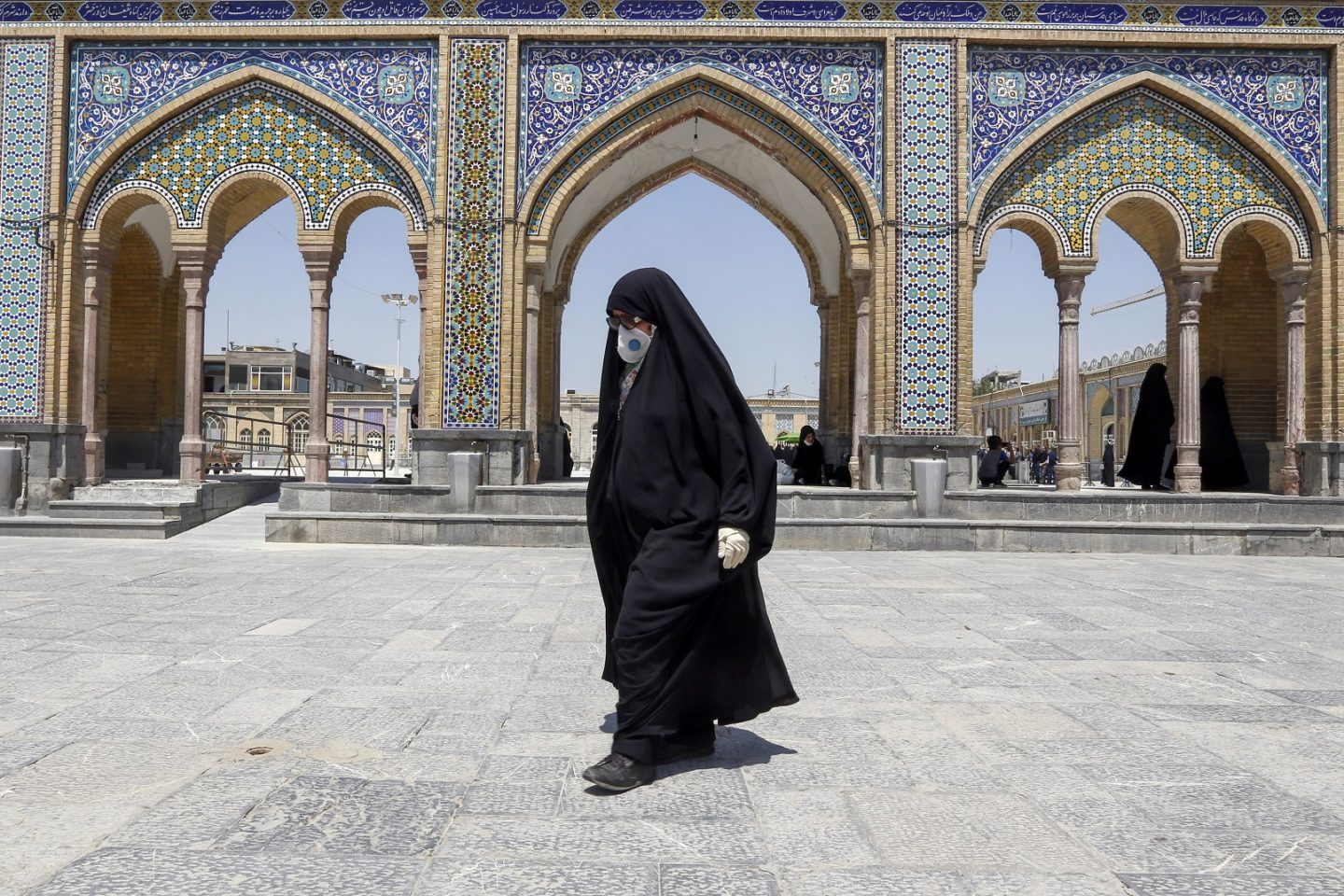 Uma mulher iraniana visita o santuário Shah Abdol-Azim na capital Teerã. O país enfrenta uma segunda onda da pandemia. Foto AFP