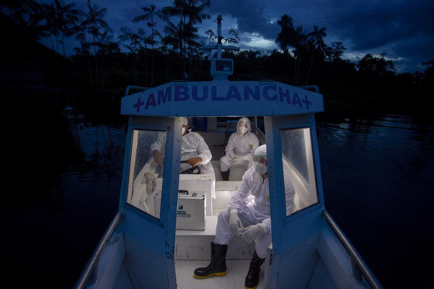 Profissionais de saúde da cidade de Melgaço, no Pará, voltam de barco ambulância após visitar oito famílias que vivem sem eletricidade em uma pequena comunidade ribeirinha no rio Quara. Foto Tarso Sarraf/AFP