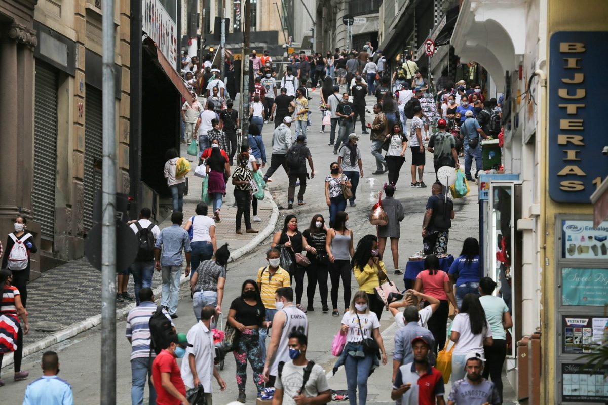Consumidores lotam a rua 25 de Março, no centro de São Paulo, após a reabertura do comércio. Foto Amauri Nehn/ Brazil Photo Press/AFP