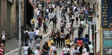 Consumidores lotam a rua 25 de Março, no centro de São Paulo, após a reabertura do comércio. Foto Amauri Nehn/ Brazil Photo Press/AFP