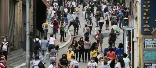 Consumidores lotam a rua 25 de Março, no centro de São Paulo, após a reabertura do comércio. Foto Amauri Nehn/ Brazil Photo Press/AFP