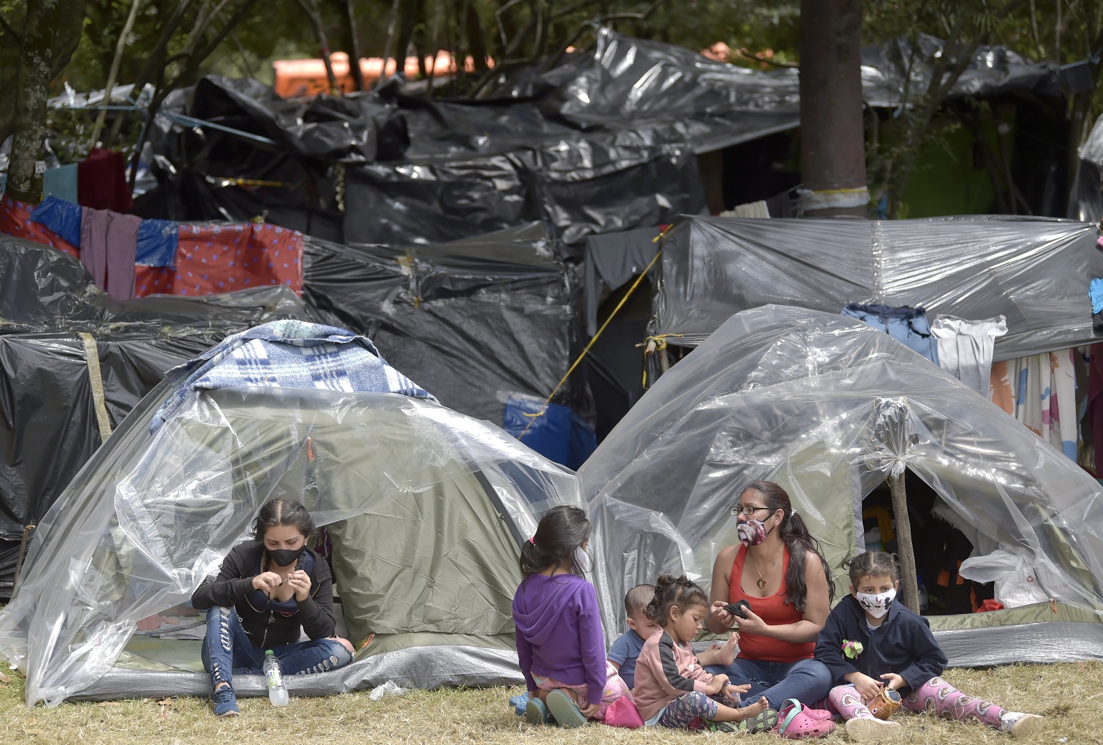 Migrantes venezuelanos improvisam um acampamento em Bogotá, na Colômbia. Foto Raul Arboleda/AFP