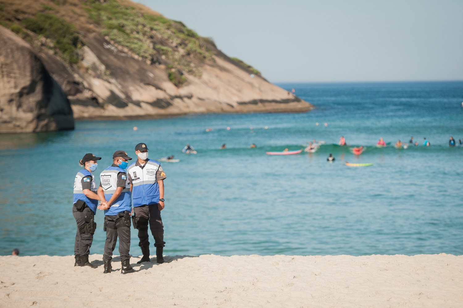 Agentes da Guarda Municipal inspecionam a praia, no Recreio dos Bandeirantes, com o mar repleto de surfistas. Foto Allan Carvalho (NurPhoto)