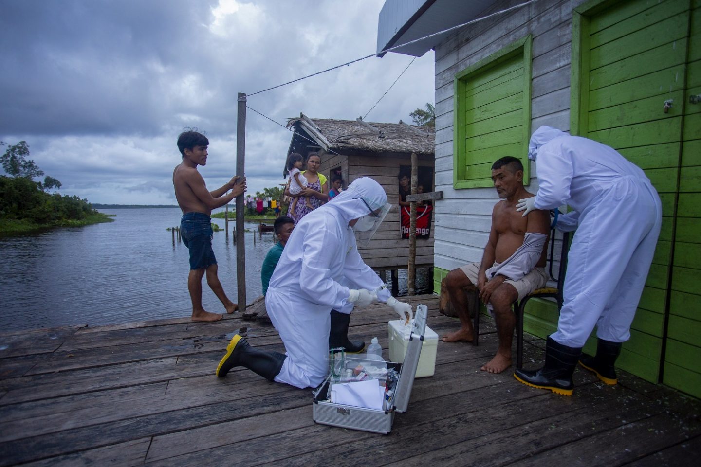 Profissionais de saúde da cidade de Melgaco examinam um morador de uma pequena comunidade ribeirinha no sudoeste da Ilha Marajó, estado do Pará. Foto Tarso Sarraf/AFP