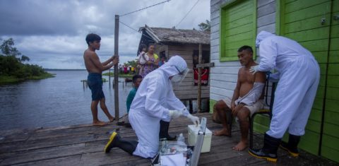 Profissionais de saúde da cidade de Melgaco examinam um morador de uma pequena comunidade ribeirinha no sudoeste da Ilha Marajó, estado do Pará. Foto Tarso Sarraf/AFP