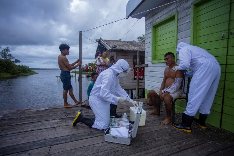 Profissionais de saúde da cidade de Melgaco examinam um morador de uma pequena comunidade ribeirinha no sudoeste da Ilha Marajó, estado do Pará. Foto Tarso Sarraf/AFP