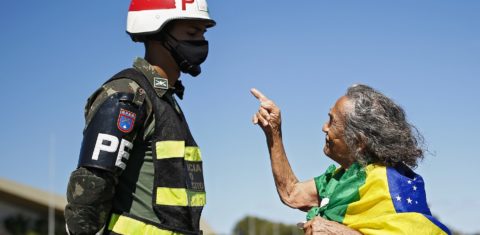 Uma apoiadora do presidente Jair Bolsonaro discute com um soldado, em Brasília, durante uma manifestação contra o governador Ibaneis Rocha. Foto Sérgio Lima/AFP