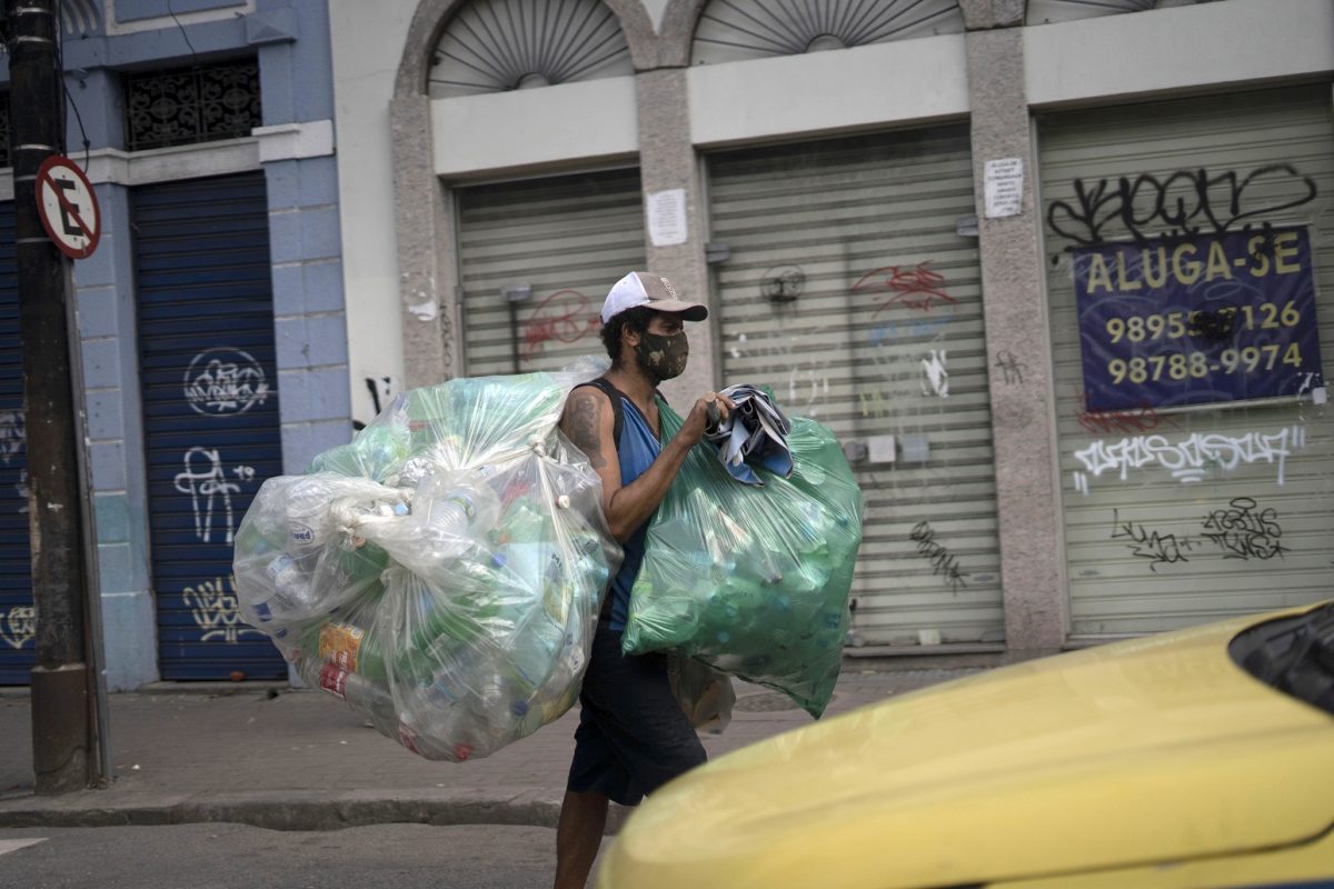 No Rio de Janeiro, um profissional da reciclagem usa uma máscara para se proteger do coronavírus. Foto Mauro Pimentel/AFP
