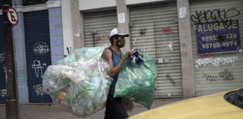 No Rio de Janeiro, um profissional da reciclagem usa uma máscara para se proteger do coronavírus. Foto Mauro Pimentel/AFP