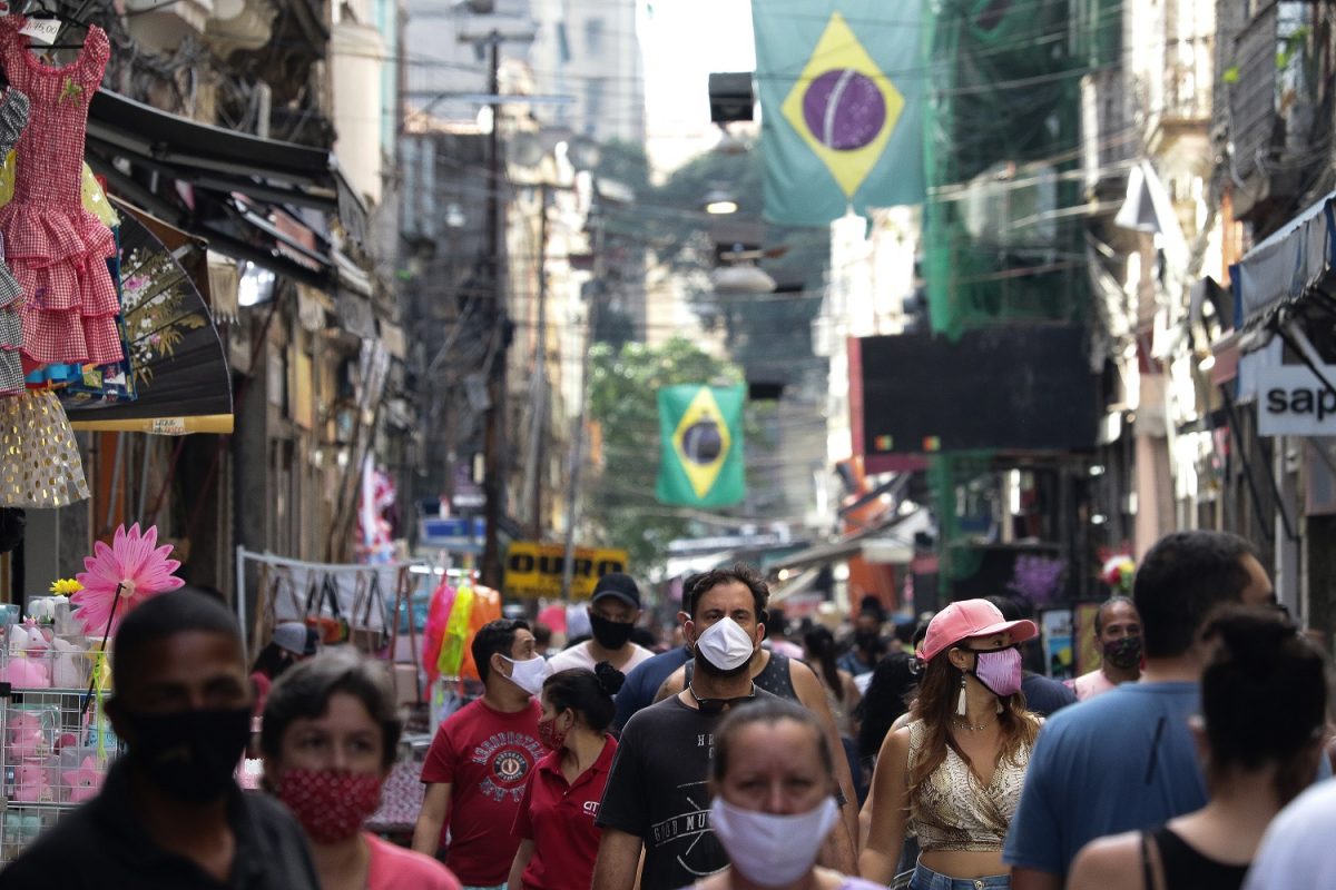 Ruas do SAARA, no Centro do Rio, lotadas após o relaxamento da quarentena. Foto Dikran Junior/AGIF