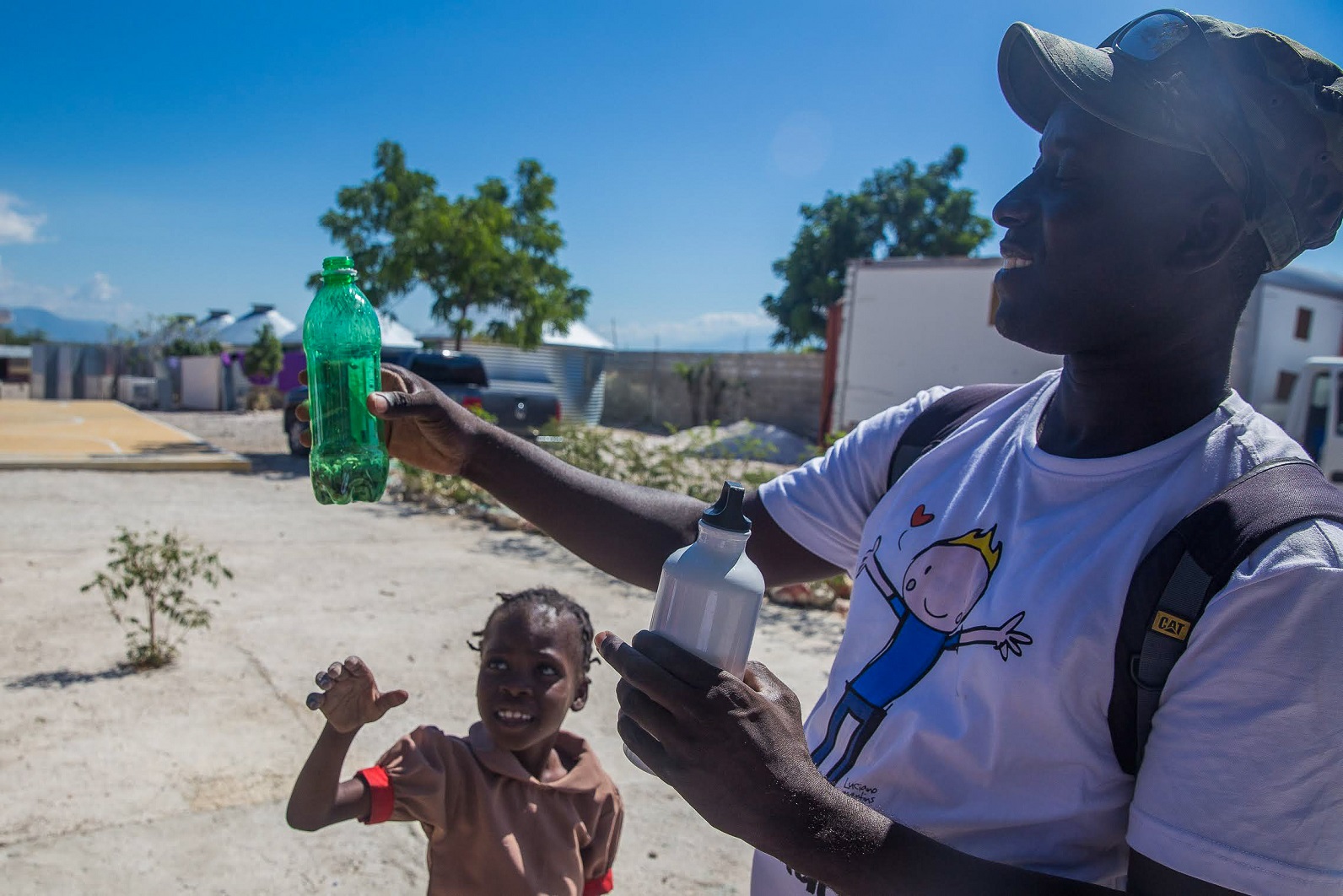 Salma Simeus em Onaville, Haiti, ensinando as crianças do vilarejo a lavarem as mãos. Foto Mara Jane