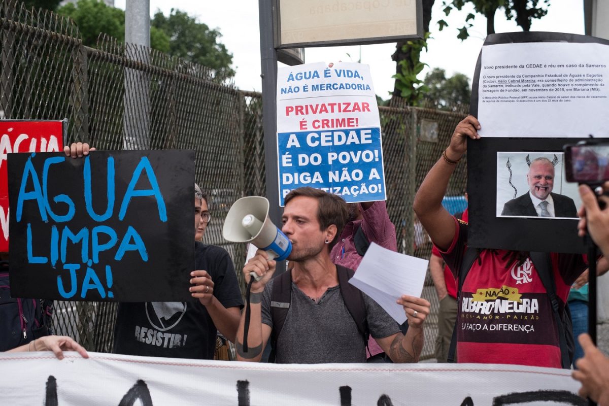 No início de janeiro, o protesto dos manifestantes contra a baixa qualidade da água fornecida pela Cedae no Rio. Foto Barbara Dias/AGIF