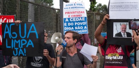 No início de janeiro, o protesto dos manifestantes contra a baixa qualidade da água fornecida pela Cedae no Rio. Foto Barbara Dias/AGIF