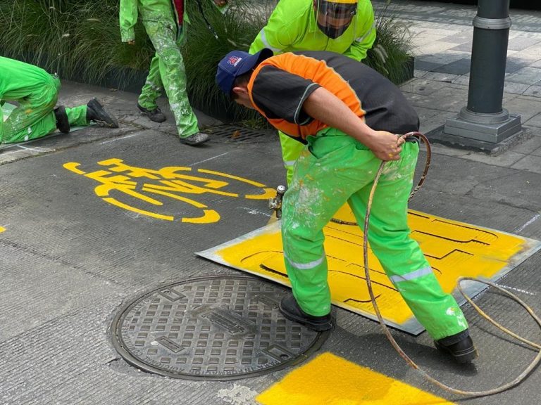 Implantação de ciclovia temporária na Av. Insurgentes, Cidade do México / Foto: BiciManager / Facebook