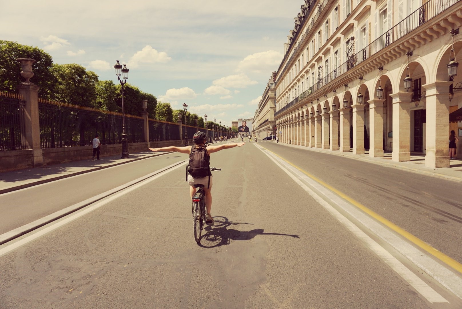 Rue de Rivoli, em Paris, aberta apenas para bicicletas, pedestres e ônibus. Foto B. Amann / Flickr