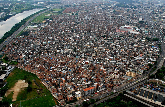 Conjunto de favelas da Maré: 140 mil moradores em 16 comunidades que atravessam parte da Zona Norte do Rio. Foto reprodução